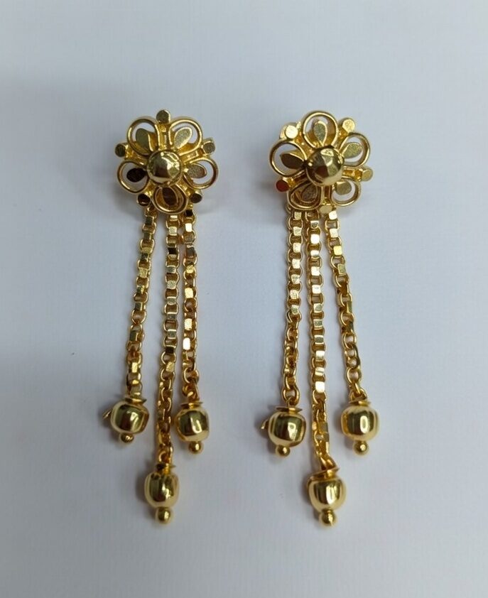 Earrings with floral Design and gold drops2