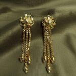 Earrings with floral Design and gold drops