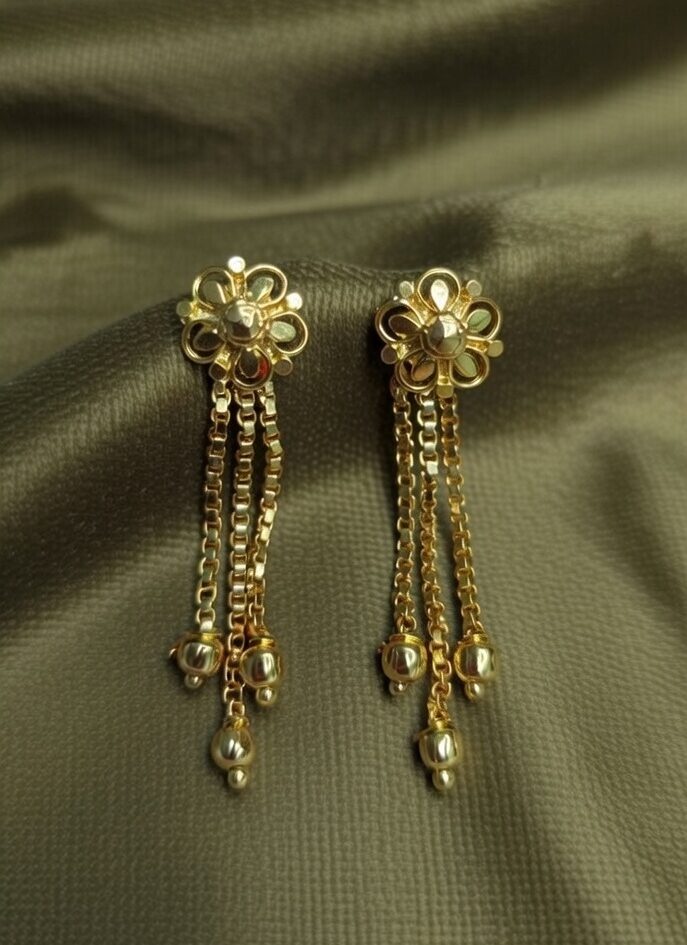 Earrings with floral Design and gold drops Earrings with floral Design and gold drops